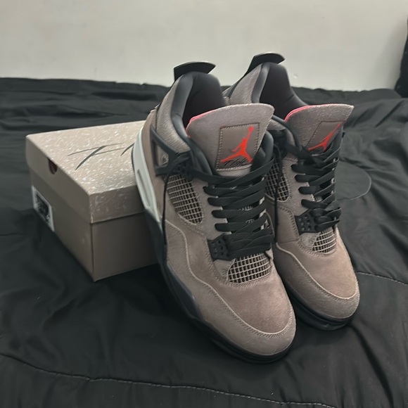 “Jordan 4 Retro Mid Taupe Haze”